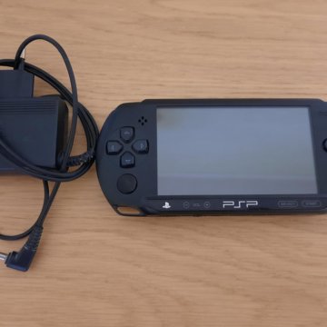 PSP e1008 (в хорошем состоянии) + 8 игр.