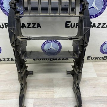 Рамка магнитолы в передней панели Mercedes W210