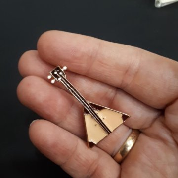 Брошь балалайка новая