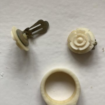 Кольцо и клипсы из кости