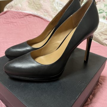 Туфли чёрные на каблуке 39 размер