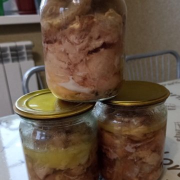 Тушенка из курицы в банке. Тушенка из бройлеров в кастрюле. Тушенка барнаульская. Тушенка из курицы. В чем варят тушенку.