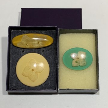 Винтажные броши с сухими цветами.