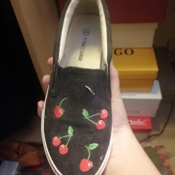 черные слипоны с вишнями