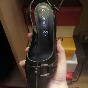 черные туфли на каблуках