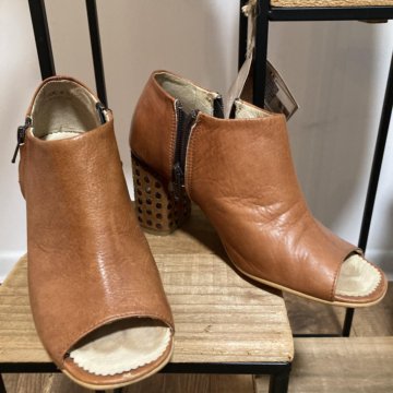 Босоножки fly london