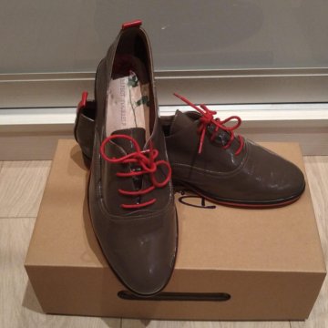 Модные лаковые женские ботинки туфли