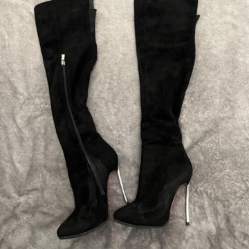 Сапожки на высоком каблуке