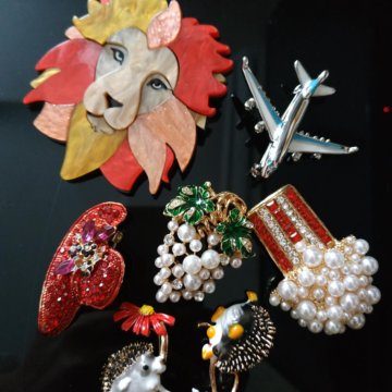 Брошь новая