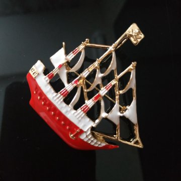 Брошь парусник