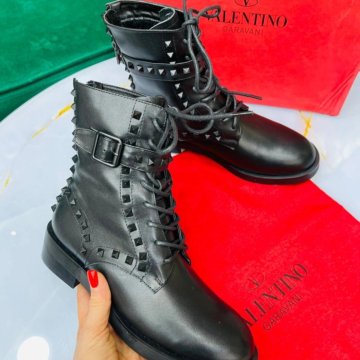 Натуральные зимние ботинки Valentino