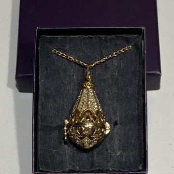 Оригинальная подвеска Avon.