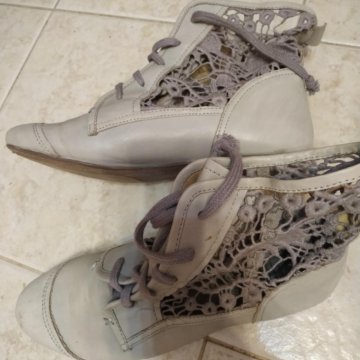 Ботиночки с кружевными вставками кожаные