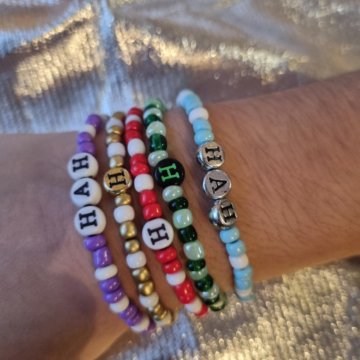 Браслет из бисера с буквами и именеми