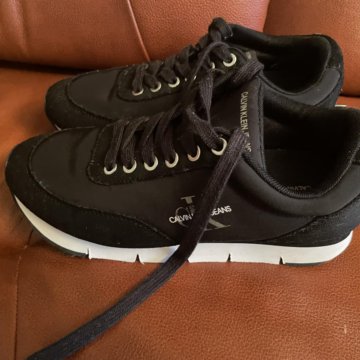 Кроссовки женские.