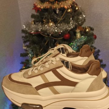 Кроссовки женские