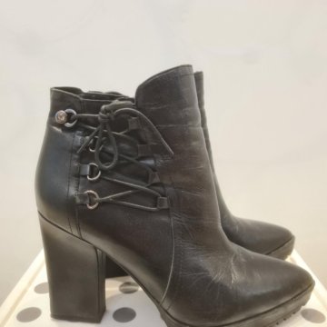 Кожаные ботинки итальянского бренда CafèNoir