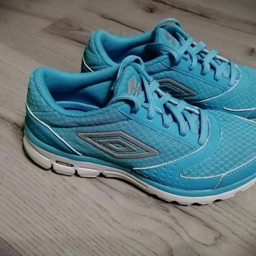 Кроссовки Umbro женские
