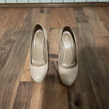 Туфли замшевые бежевого цвета YvesSantLaurent