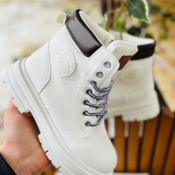 Женские ботинки белые