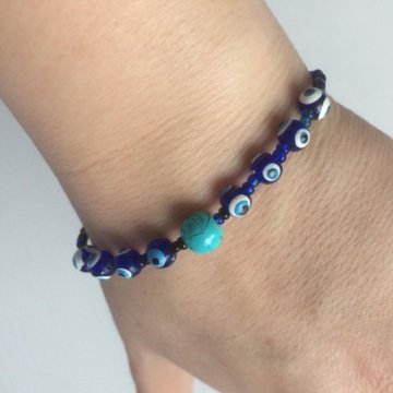 Тонкий браслет из стеклянных бусин и бисера