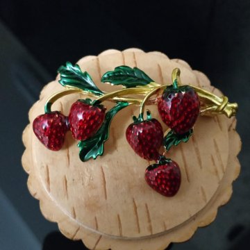 Брошь веточка клубники