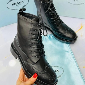 Натуральные зимние ботинки Prada