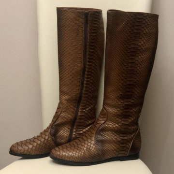 Сапоги из кожи питона, Италия
