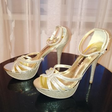 Босоножки на платформе 36р