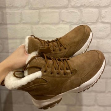 Утеплённые замшевые ботинки
