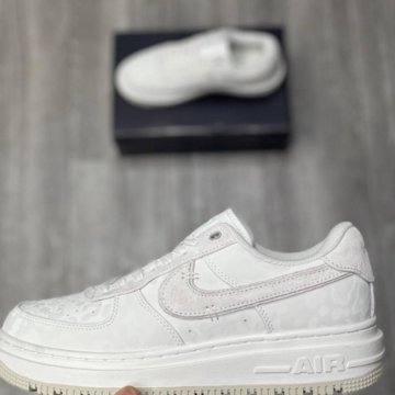 Кроссовки Nike Air Force 1 Luxe Low