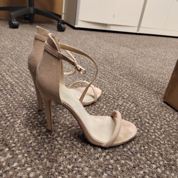 Бежевые классические босоножки