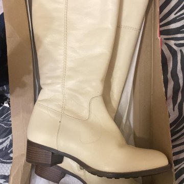 Зимние сапоги молочного цвета