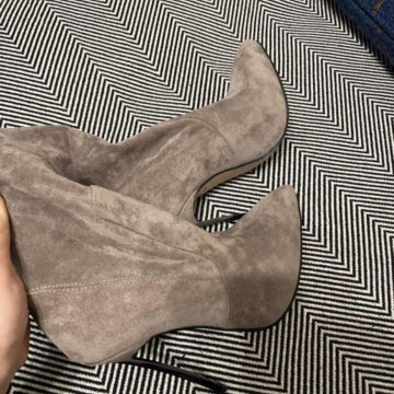 Женские ботфорты на высокой шпильке.