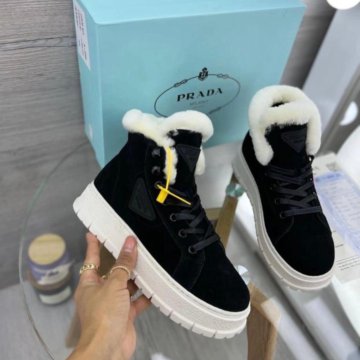 Натуральные зимние ботинки Prada