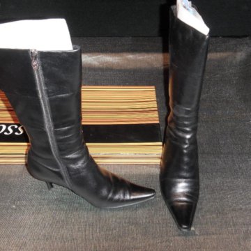 Кожаные женские сапоги бренда 