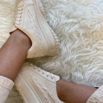 Кроссовки бежевые женские с тиснением 39 размер