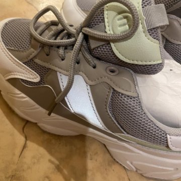 Кроссовки женские