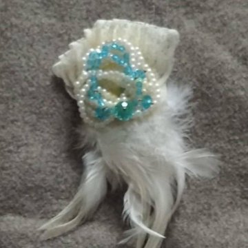 Бело-бирюзовая брошь, кружево, бусины, перья