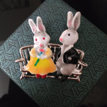 Брошь зайки