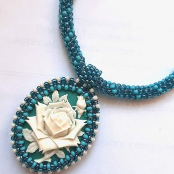 Кулон с камеей, возможен гарнитур