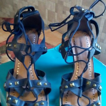 Босоножки с ремешком и шнуровкой.