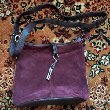 Пурпурная сумка из натуральной замши