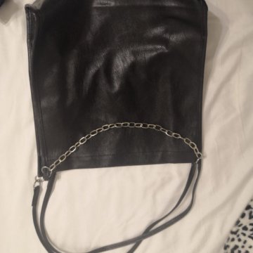 Чёрная сумка шоппер с цепочкой