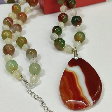 Кулон и бусы с природными красивыми агатами