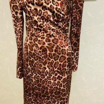 Платье с анималистическим принтом новое 46р
