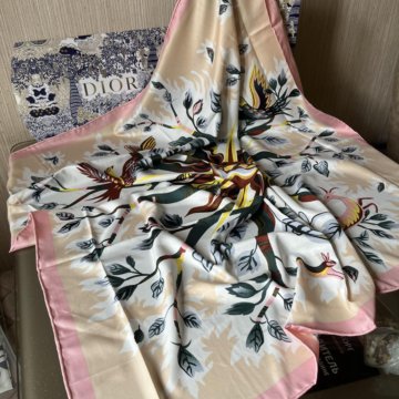 Нежный платок Диор шелк