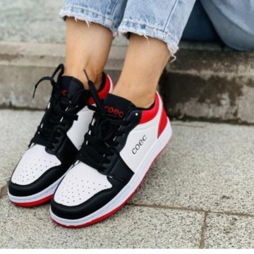 Кроссовки нов р39/р40 чёрно-красные