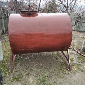 Металлическая ёмкость,обёмом 1.8.Цена 7.500. Торг.