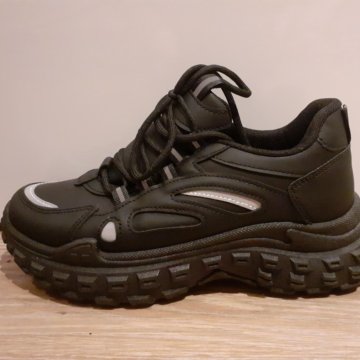 Женские чёрные кроссовки